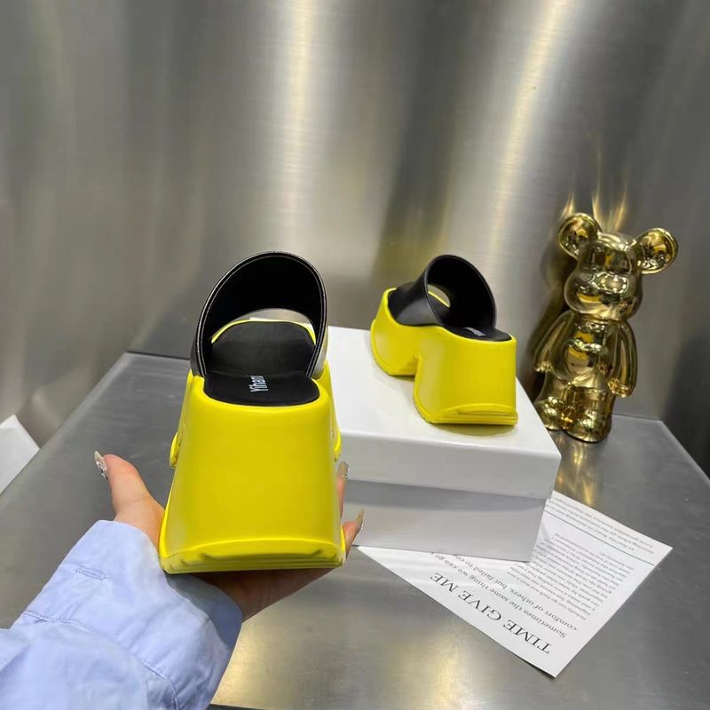 Donne con suola spessa da indossare all'esterno in estate, nuova versione 2024 di pan di spagna, pantofole con aumento di altezza per_voghion.com