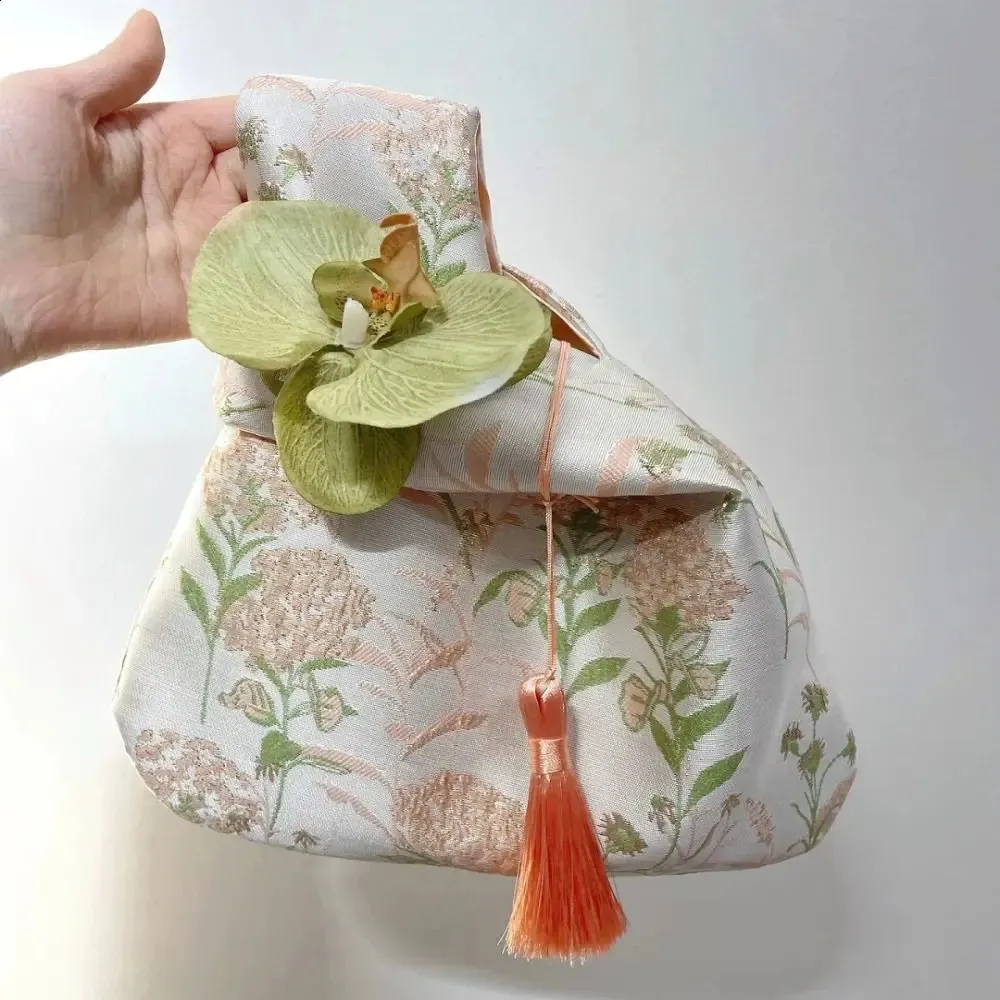 wer Anhänger Mittagessen Kosmetik Handtasche im chinesischen Stil Quaste Knoten Handgelenktasche Kleinteiltasche Cheongsam Zubehör 241120_voghion.com