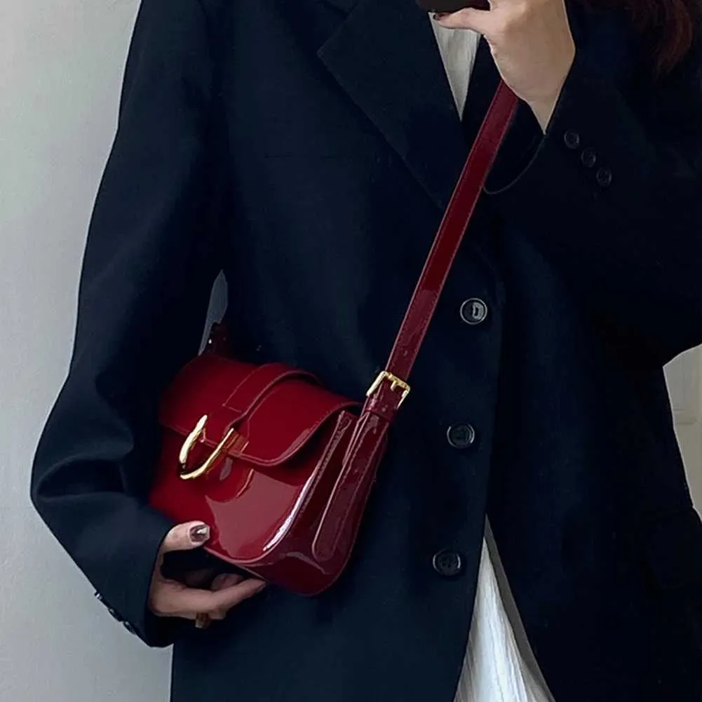 Vintage damevesker skinnende patentskinn aftenclutch med klaff rød crossbody-veske 2024C241104_voghion.com