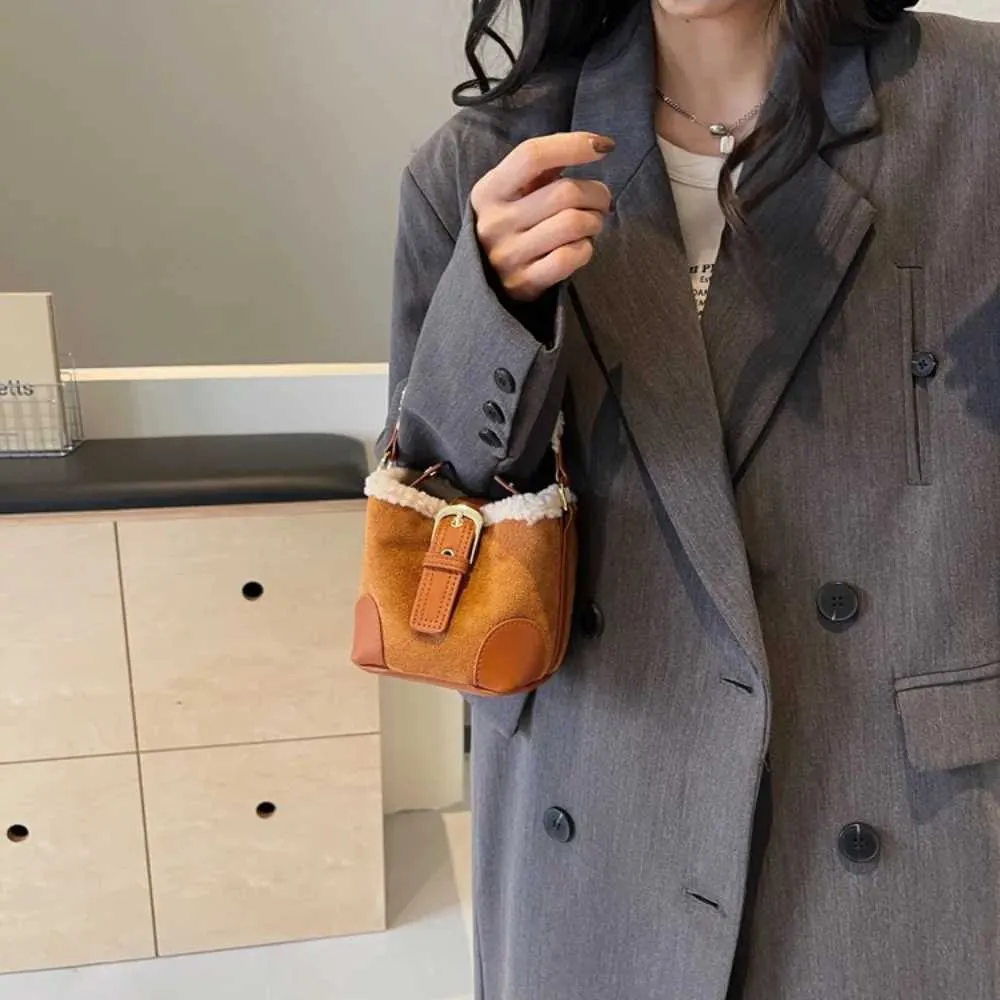 Borse a secchiello in lana di agnello alla moda con tracolla Borsa a tracolla retrò in peluche vintage da donna C241212_voghion.com