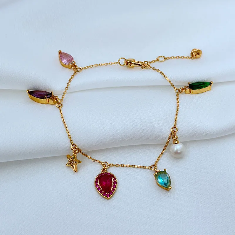 Pulseira charm dourada para mulher com zircónias e pingentes_voghion.com