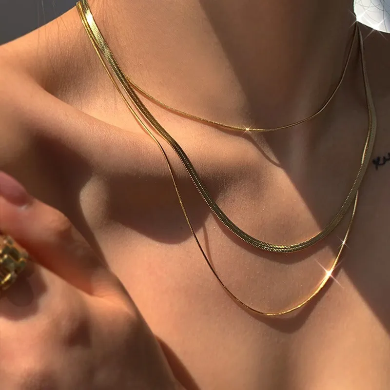 Collane con ciondolo Kalung Rantai Emas Wanita Seksi Lapisan Ular Tipis Herryingbone Berlapis Ba Tahan Karat Gratis Noda_voghion.com