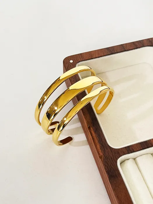 Pulsera minimalista de acero inoxidable chapado en oro macizo PVD de tres capas sin deslustre Perisbox_voghion.com