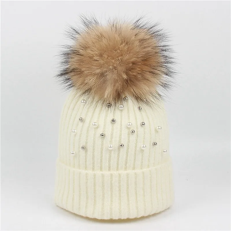 Dames gebreide muts met parels en kunstbont pompon wintermuts_voghion.com