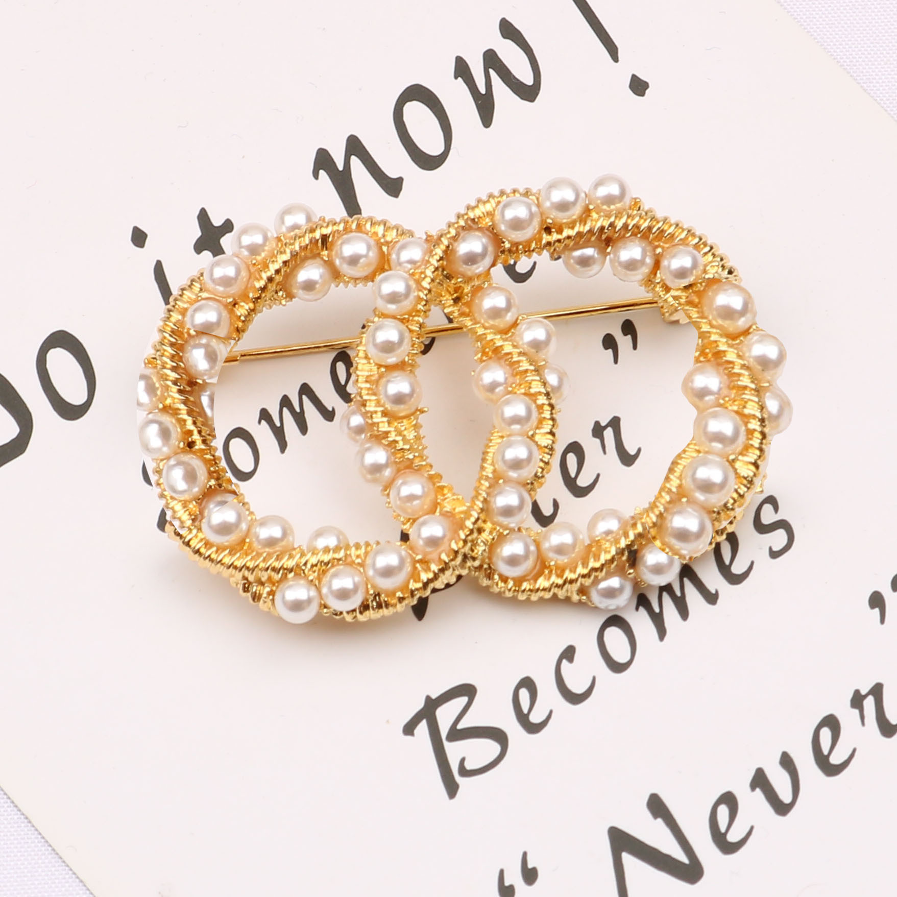 Unisex Jewelry Fashion simple letter double C ladies micro inlaid pearl shining brooch personality popular pin twist small fragrance jewelry