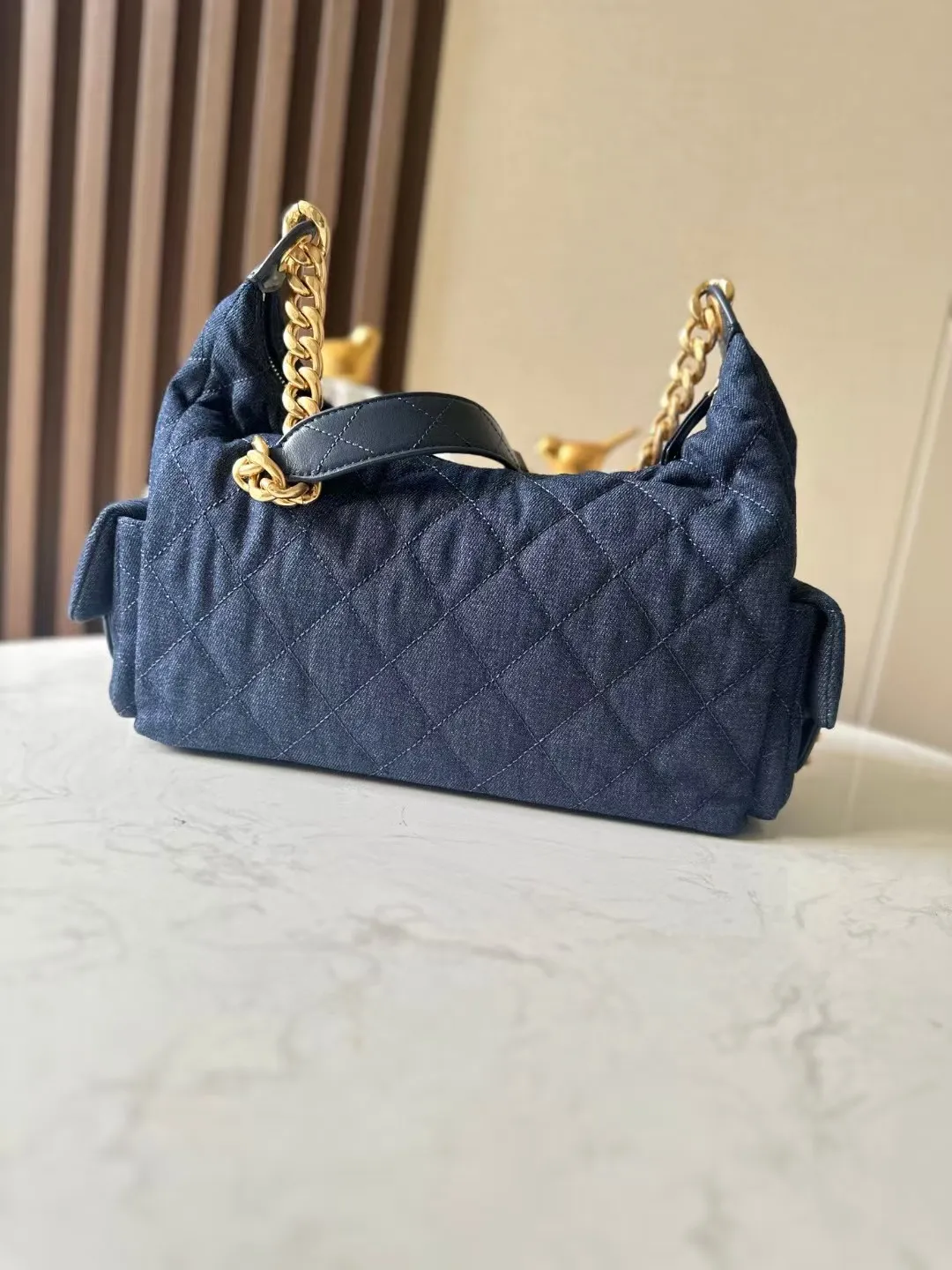 Borsa a tracolla in denim blu scuro, quattro tasche, stile hippie, di alta qualità, in tessuto morbido, con finiture dorate e chiusura con cerniera, catene pesanti._voghion.com