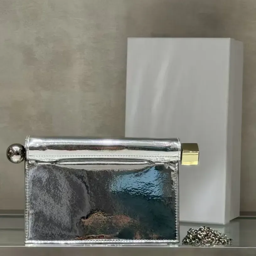 Elegante pochette da sera in pelle di agnello per uscite_voghion.com