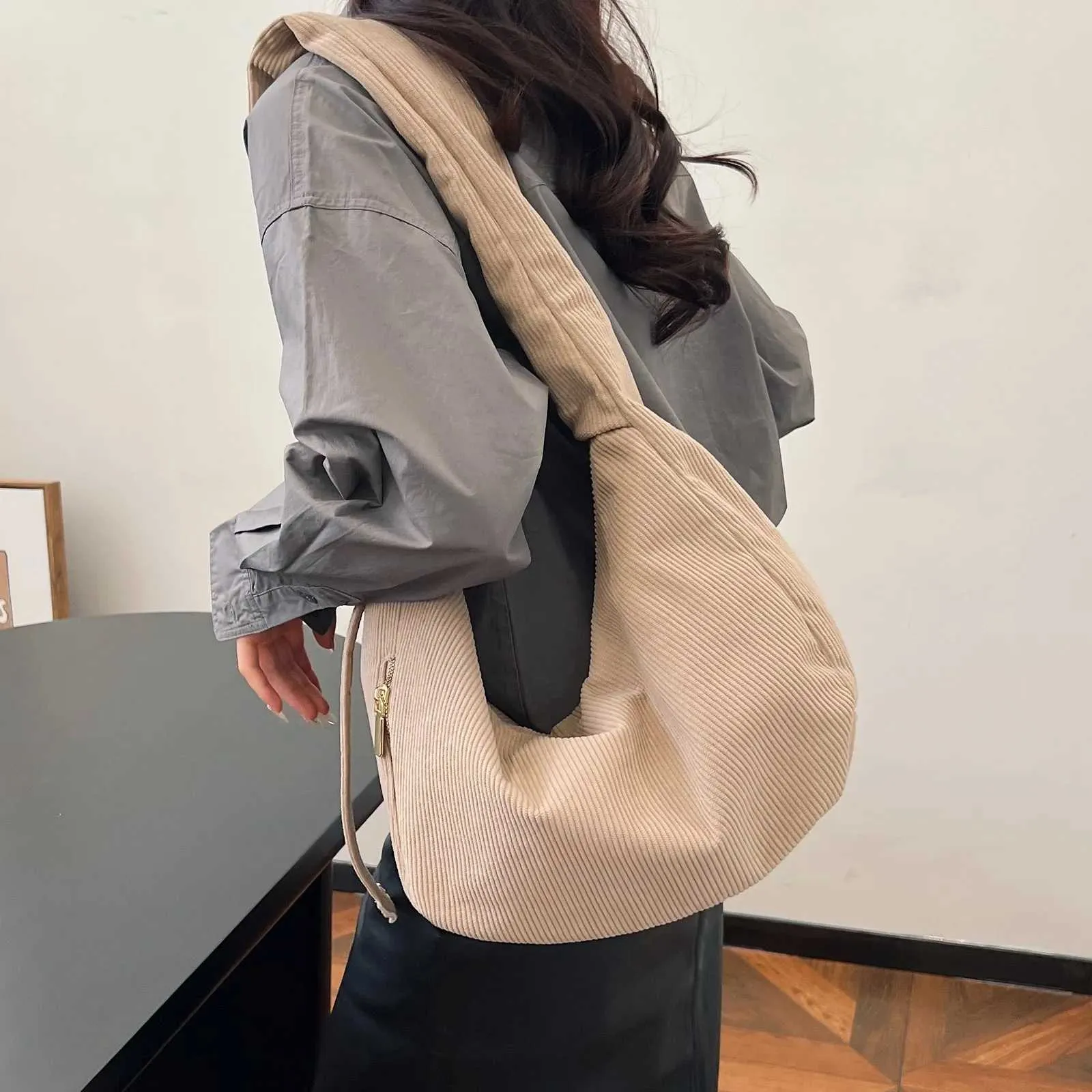 Corduroy Drstring Cloud Damen Große Kapazität Dumpg 2024 Neue einfache lässige Achseltasche Handtasche Schulter CrossbodyC241106_voghion.com