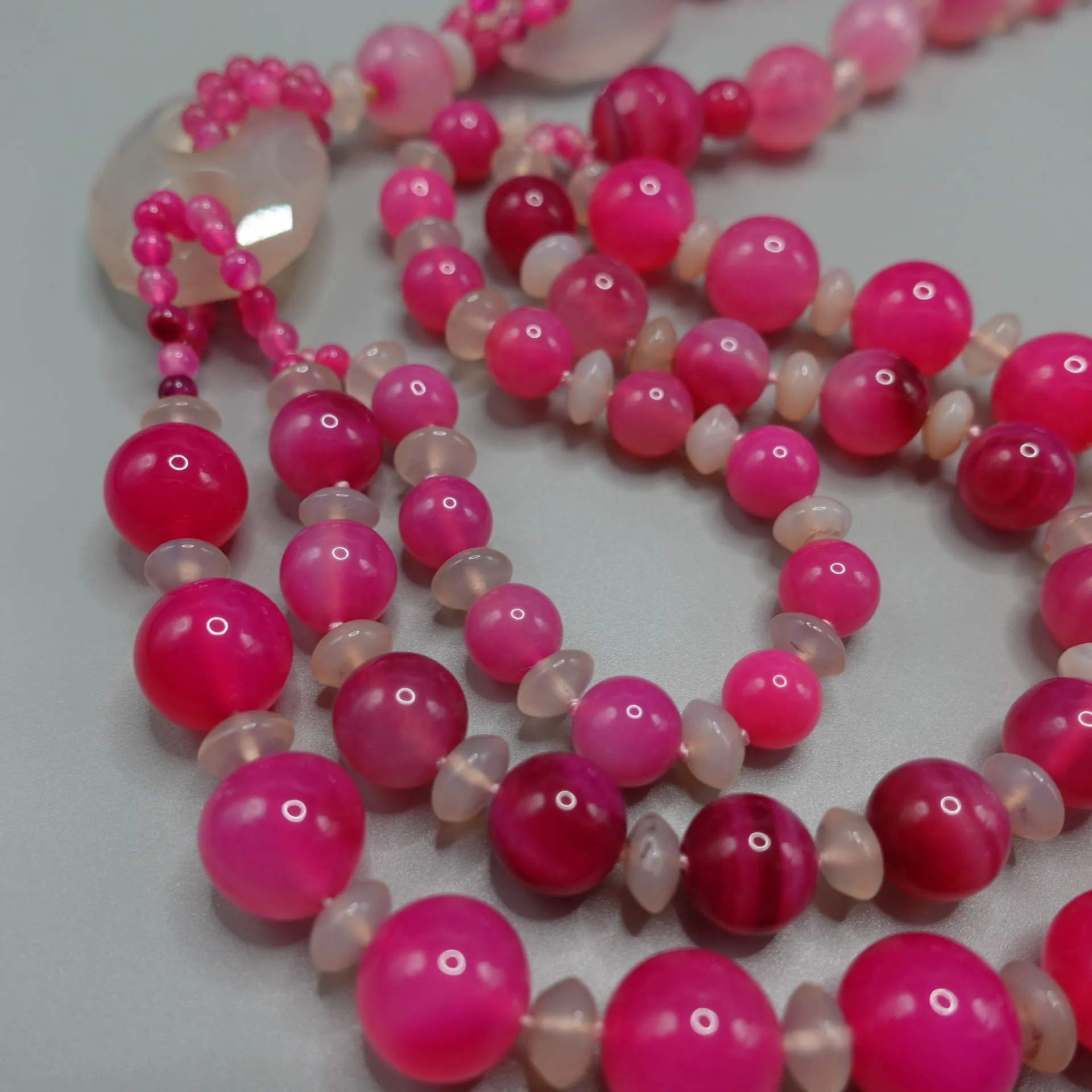 Ketten mittelalterliche Vintage natürliche Achat-Halskette mehrschichtig übertriebene Rose rot dreischichtige Kunst Jade_voghion.com