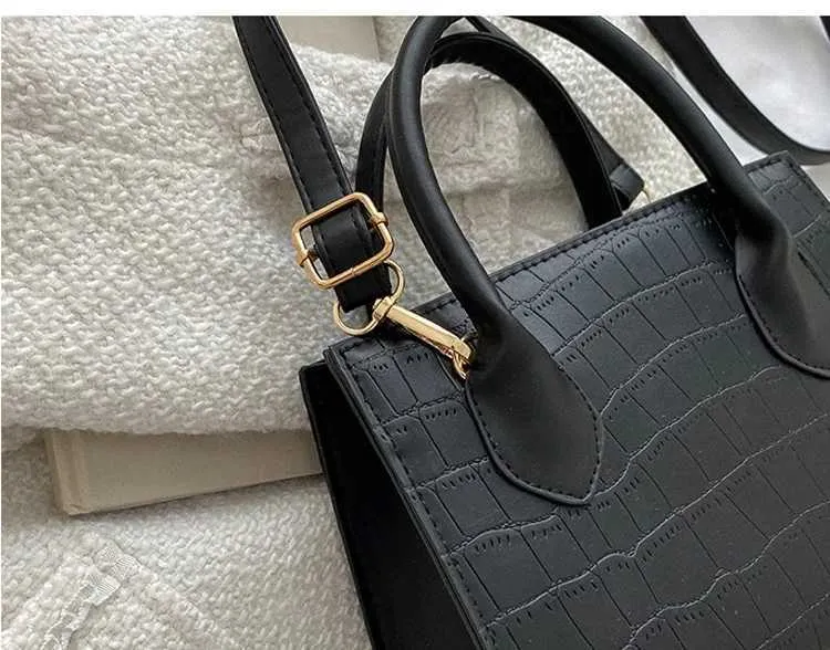 Nya fyrkantiga Crossbody-väskor för kvinnor Mode handväskor och plånböcker Dam axelväska Small Top Handle BagsC241108_voghion.com