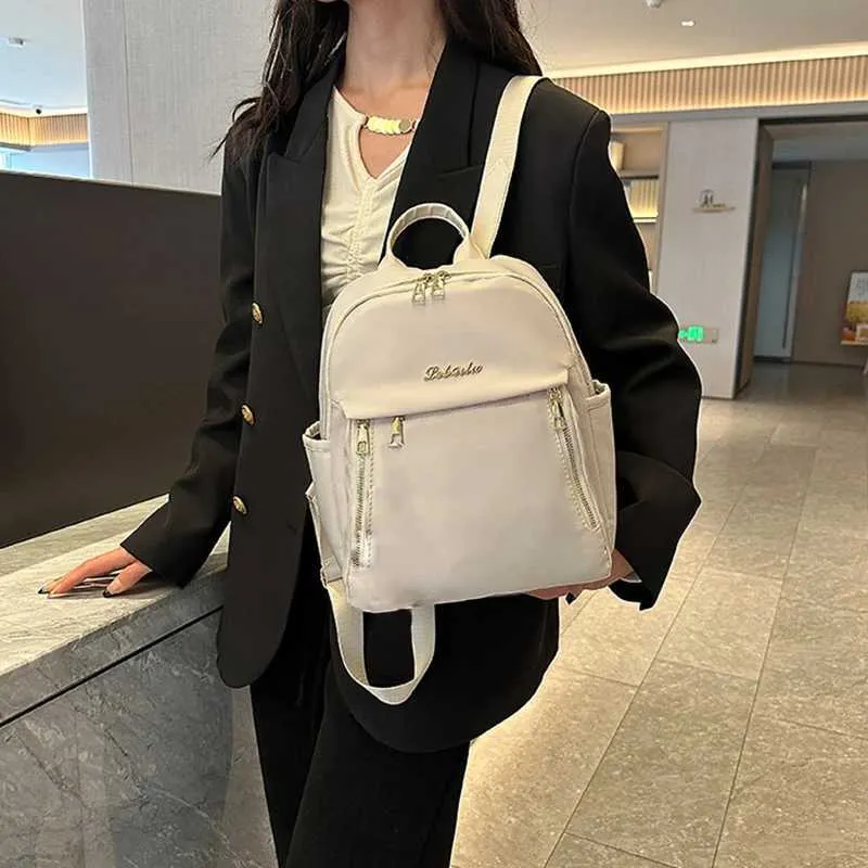 Mochila de mujer impermeable en nylon bolso versátil de moda_voghion.com