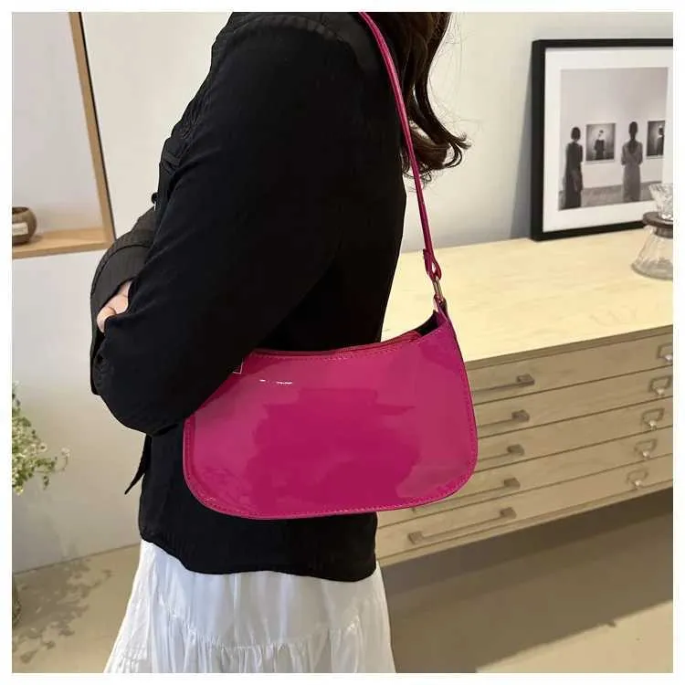 Designer Tasche Vintage weinrot Lackleder glänzend Gerie 2024 neu minimalistisch Damen Reißverschluss Umhängetasche elegant lässig_voghion.com