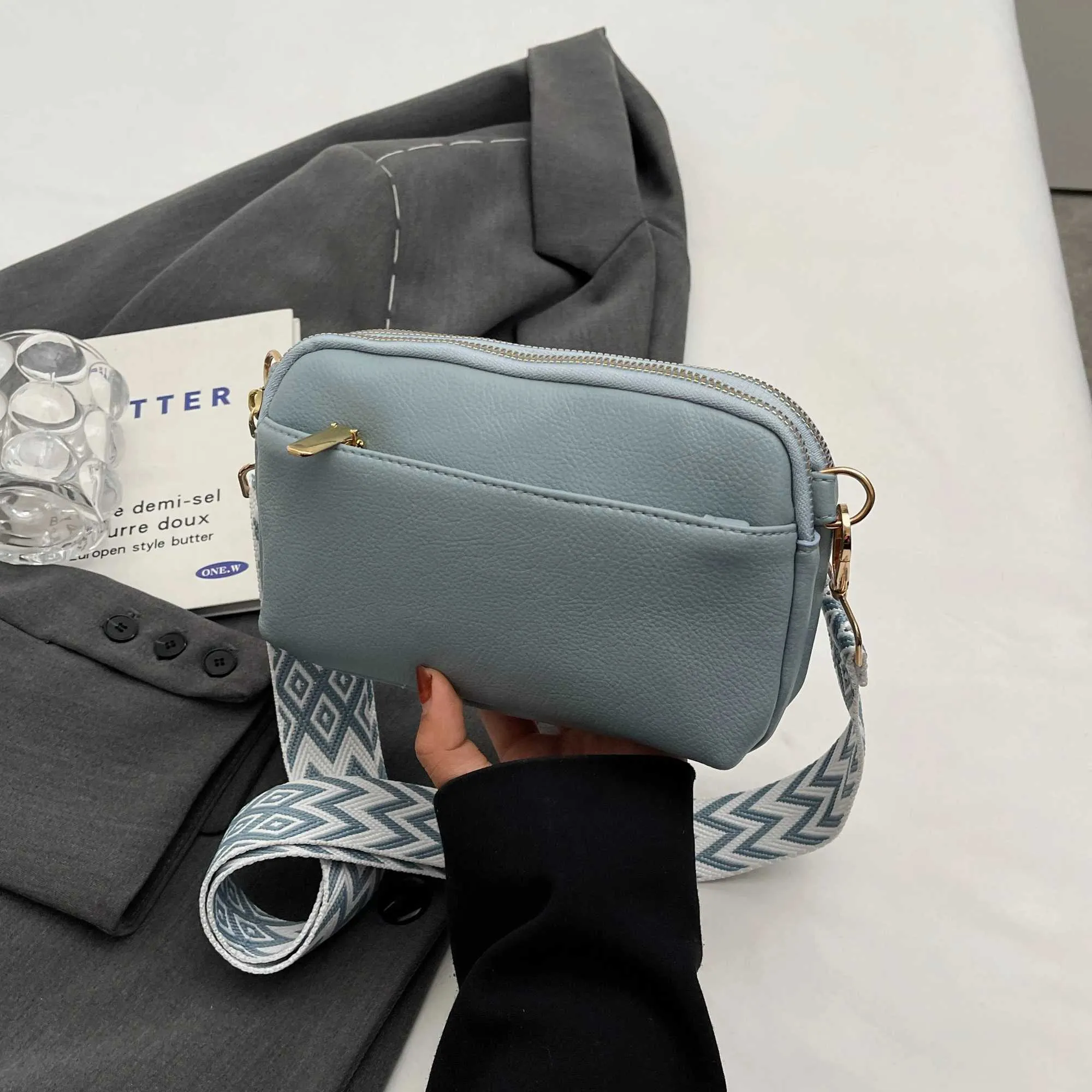 Dit is een superpraktische koerierstas met een modieus, breed schouderbandontwerp, geschikt om mee te gaan winkelen_voghion.com