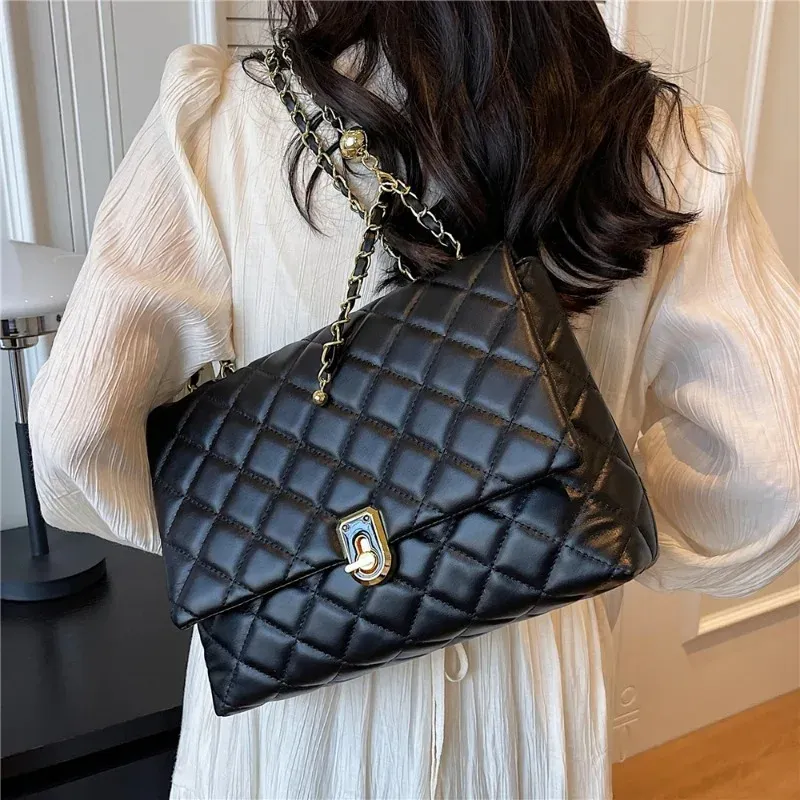 Chic Quilted Leather Shoulder Bag: Women's Designer Crossbody Bag, Large Chain, Elegant Handbag In Hot Black & White -_voghion.com