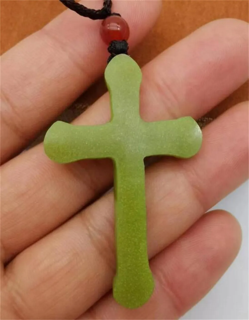 Jesus kors halsband med hänge av naturlig självlysande fluorit_voghion.com