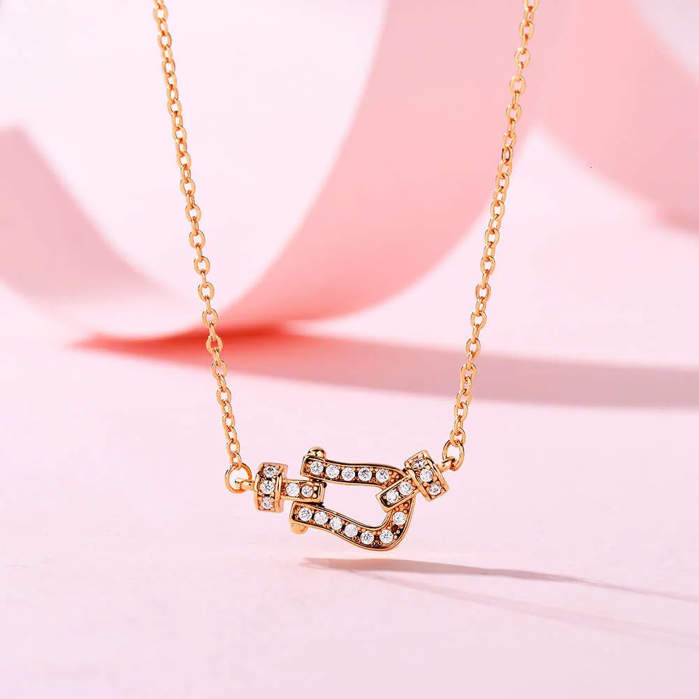 collana da donna di design con cuore in argento con fibbia a ferro di cavallo con diamanti pieni di precisione, collana in oro 54b_voghion.com