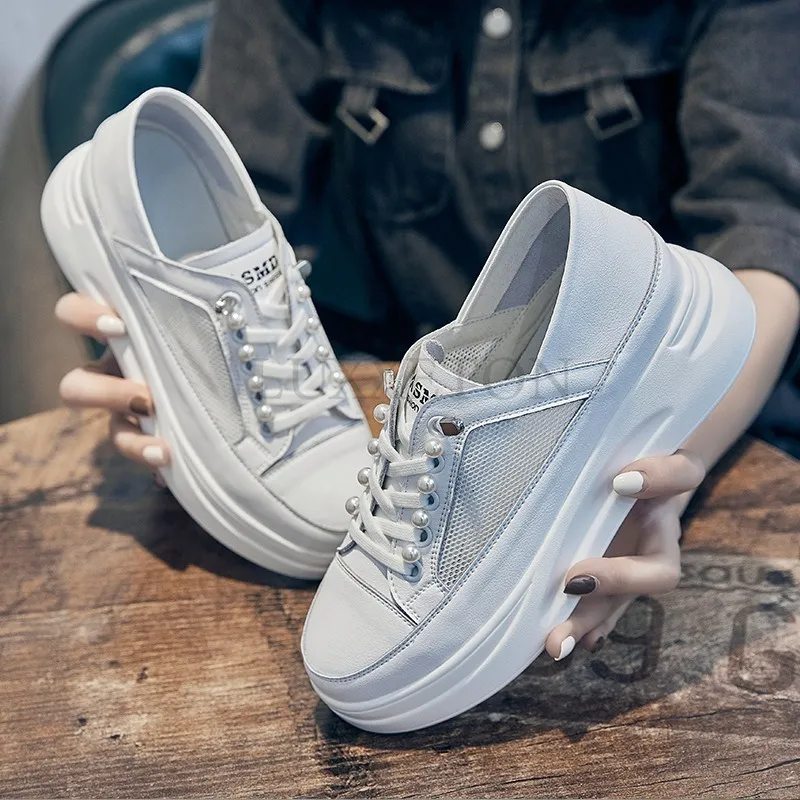 Scarpe casual leggere, traspiranti e comode, in vera pelle, con fondo piatto, bianche._voghion.com