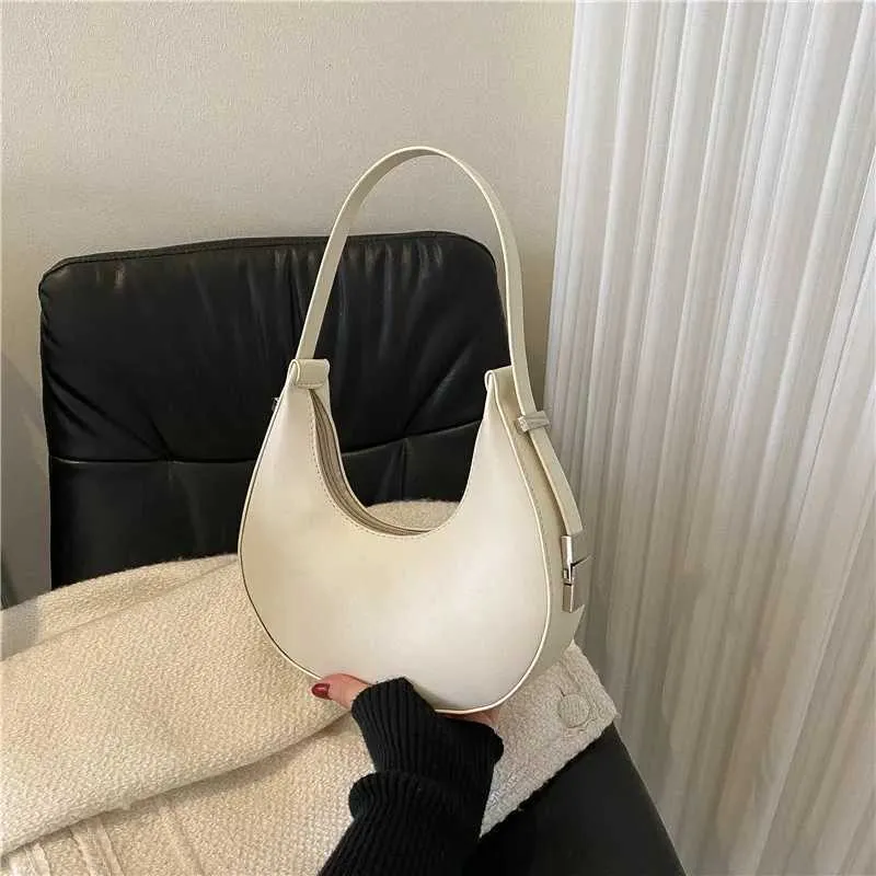 Borsa a spalla a mezzaluna donna elegante in ecopelle_voghion.com