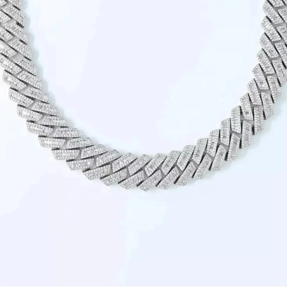 Catena da rapper ghiacciata a maglie cubane da uomo in moissanite con diamanti tondi e baguette premium da 20 mm, disponibile dall'India_voghion.com