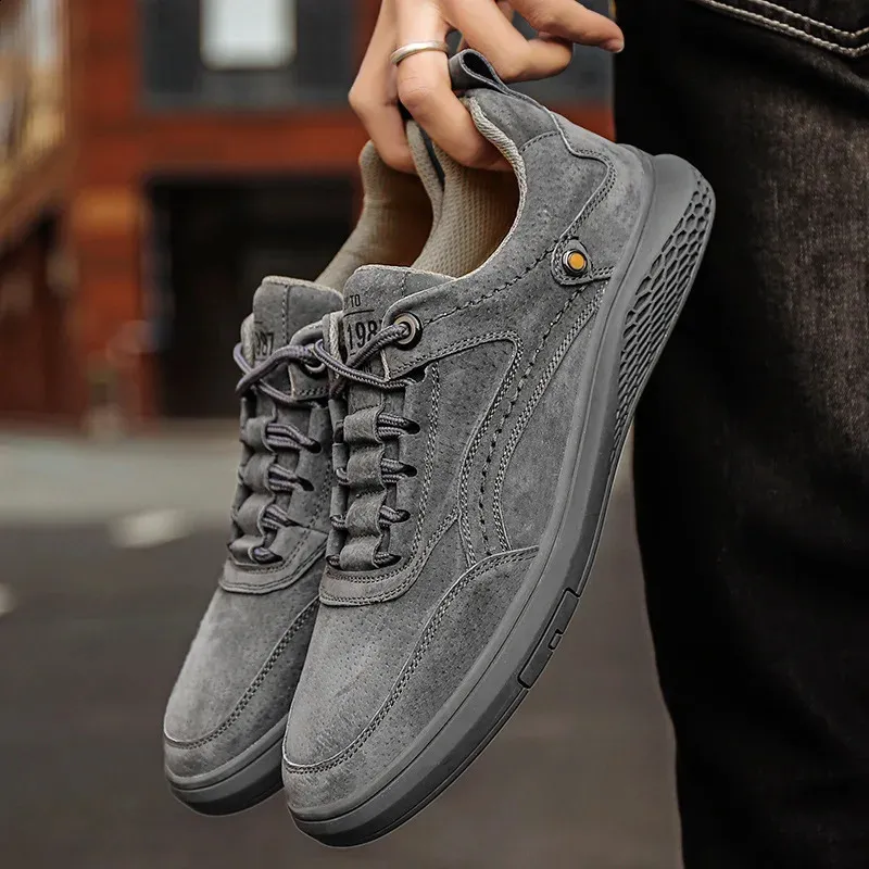 Chaussures de skateboard décontractées marron pour hommes, faites à la main, en daim, style coréen, baskets de haute qualité, à lacets peu profonds, 250310_voghion.com