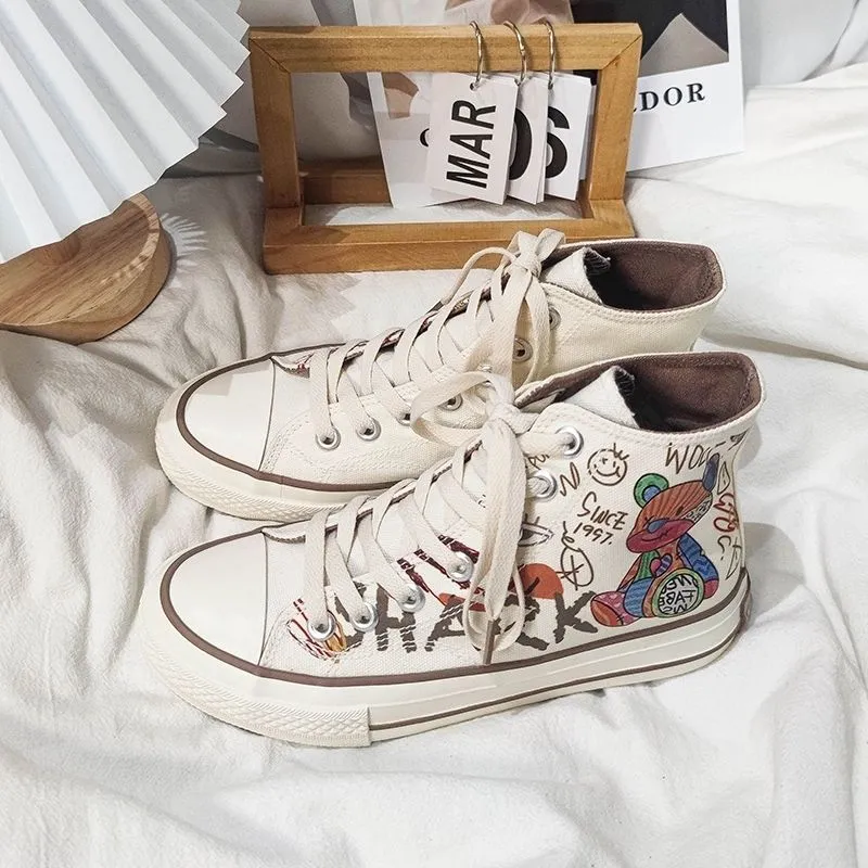 Schuhe Mädchen Studenten 921 Casual Graffiti Canvas High Top Frauen Cartoon Bär Handgezeichnete Sneakers Hip Hop Plus Größen 35-42_voghion.com