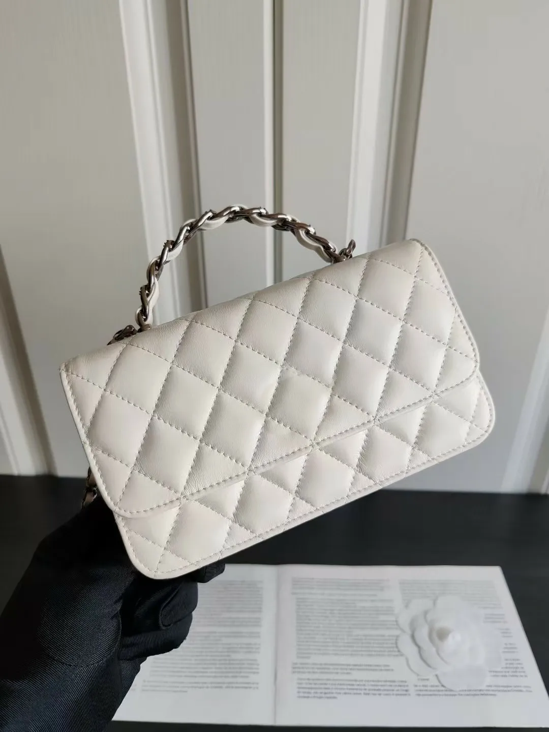 Hochwertige Designer-Handtaschen im 1:1-Design mit Klappe und echtem Kalbsledergriff oben, silberfarbene Metallschnalle, Haspenkette, Umhängetaschen_voghion.com