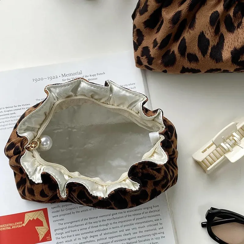 Trousse de maquillage tendance pour femmes avec fermeture éclair et perles, grande capacité, trousse de toilette, organisateur de voyage, trousse de maquillage à imprimé léopard pour dames_voghion.com