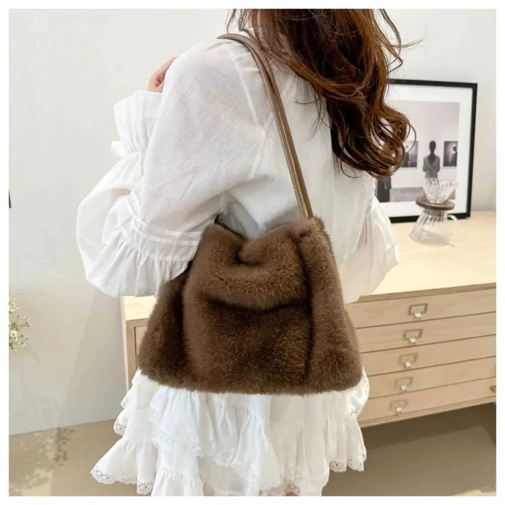 Plush Shoulder Bag For Women Versatile Casual Handbag Style_voghion.com