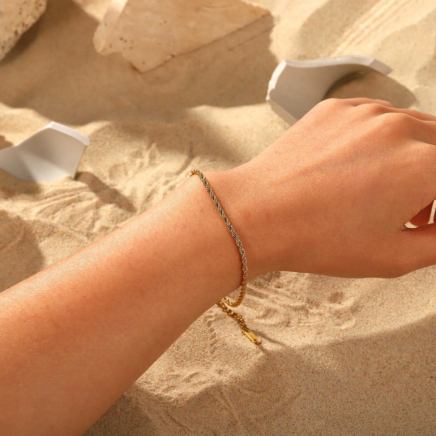 Bracciale minimalista con zirconi verdi a spina di pesce e catena Figaro intrecciata con ciondoli di smeraldo_voghion.com
