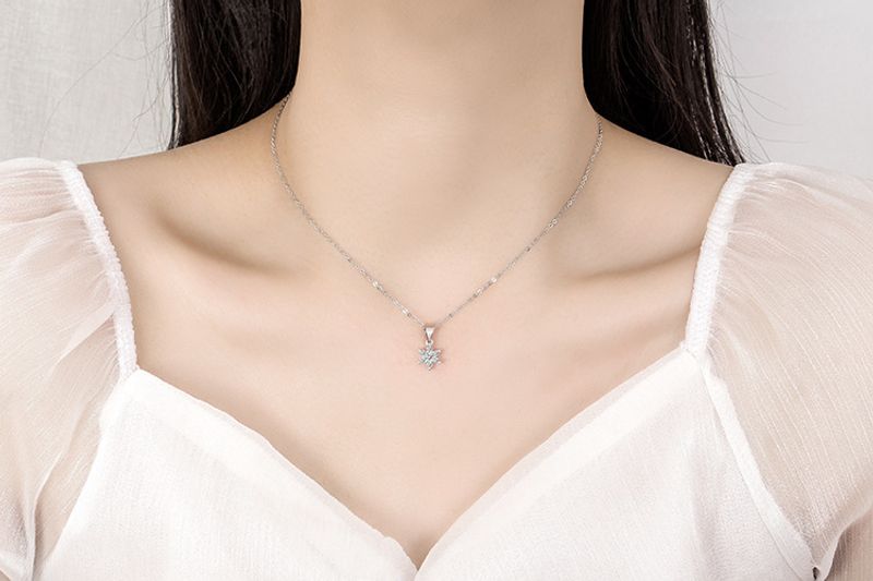Collana con ciondolo in zircone semplice da donna con fiocco di neve, ipoallergenica e resistente allo sbiadimento, corta con clavicola_voghion.com