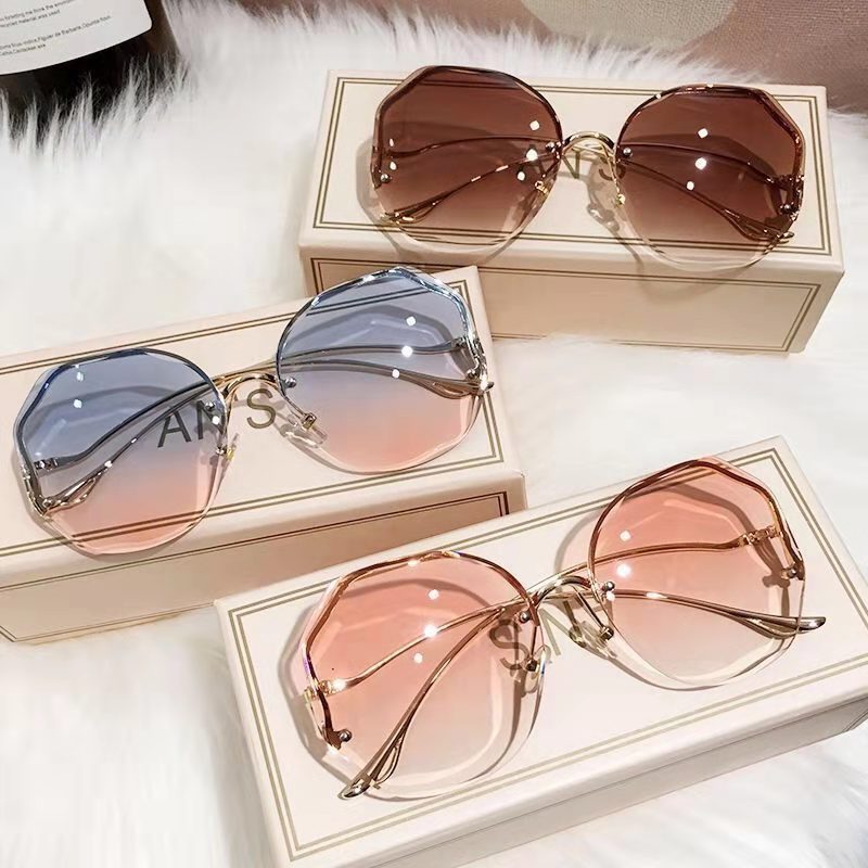 Nuovi occhiali da sole alla moda senza montatura per donna con aste curve in metallo deformato, occhiali da sole con protezione solare ripresi da celebrità di Internet._voghion.com
