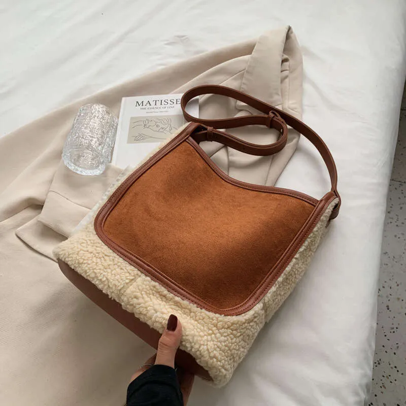 Big Large Capacity Crossbody Women's 2023 New Autumn And Winter Lamb Wool Tote Plush One-Shoulder Bucket Bag_voghion.com