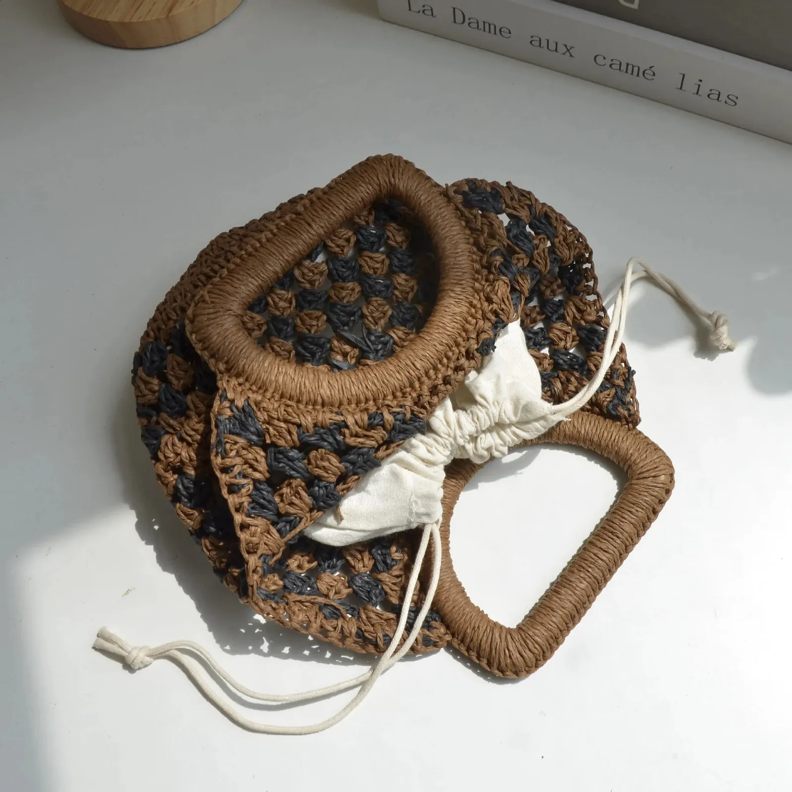Mode gewebte Strohpapierseil-Handtaschen hohle gehäkelte Eimertasche Sommer Mini-Strandtaschen für Frauen Reisekupplung 240813_voghion.com