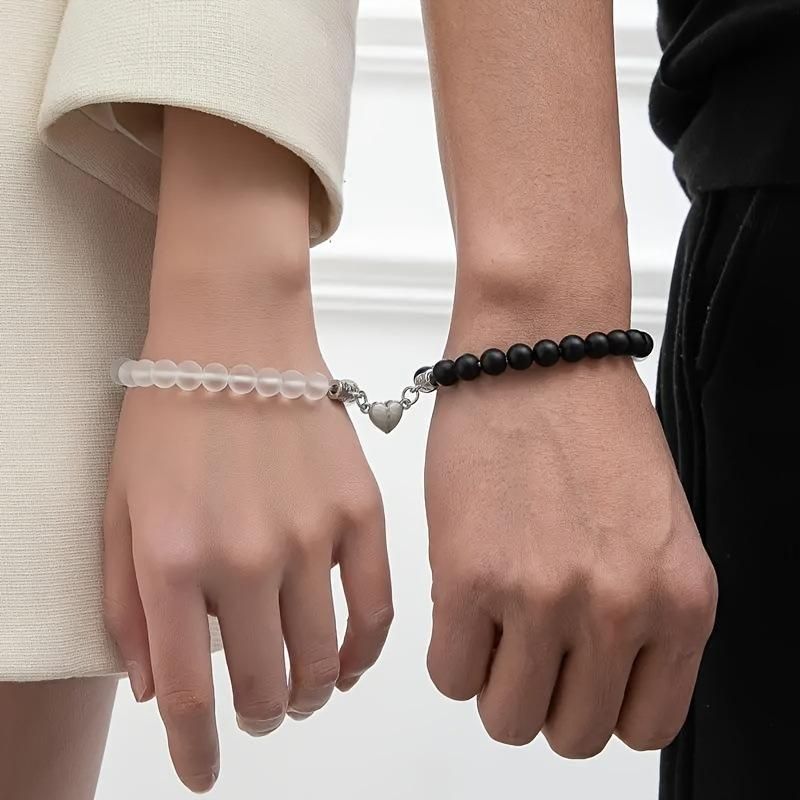 2 stk. 8 mm sort-hvid perlebesat lysende magnetisk hjerte, der lyser i mørket, pararmbånd til elskere og kvinder, gave_voghion.com