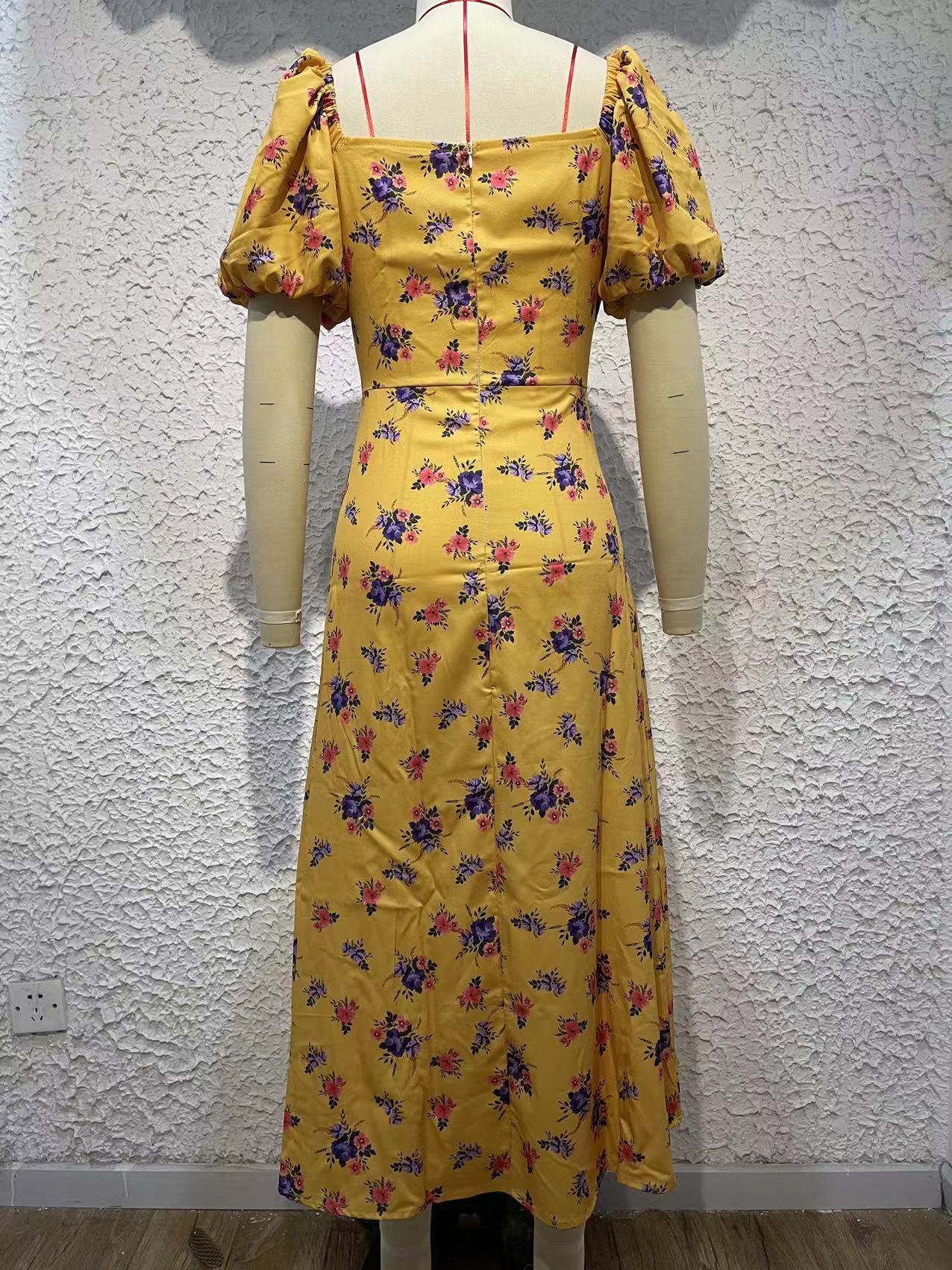 Damesjurk met bubbelmouwen, slanke pasvorm, sexy slanke zijsplit en print_voghion.com