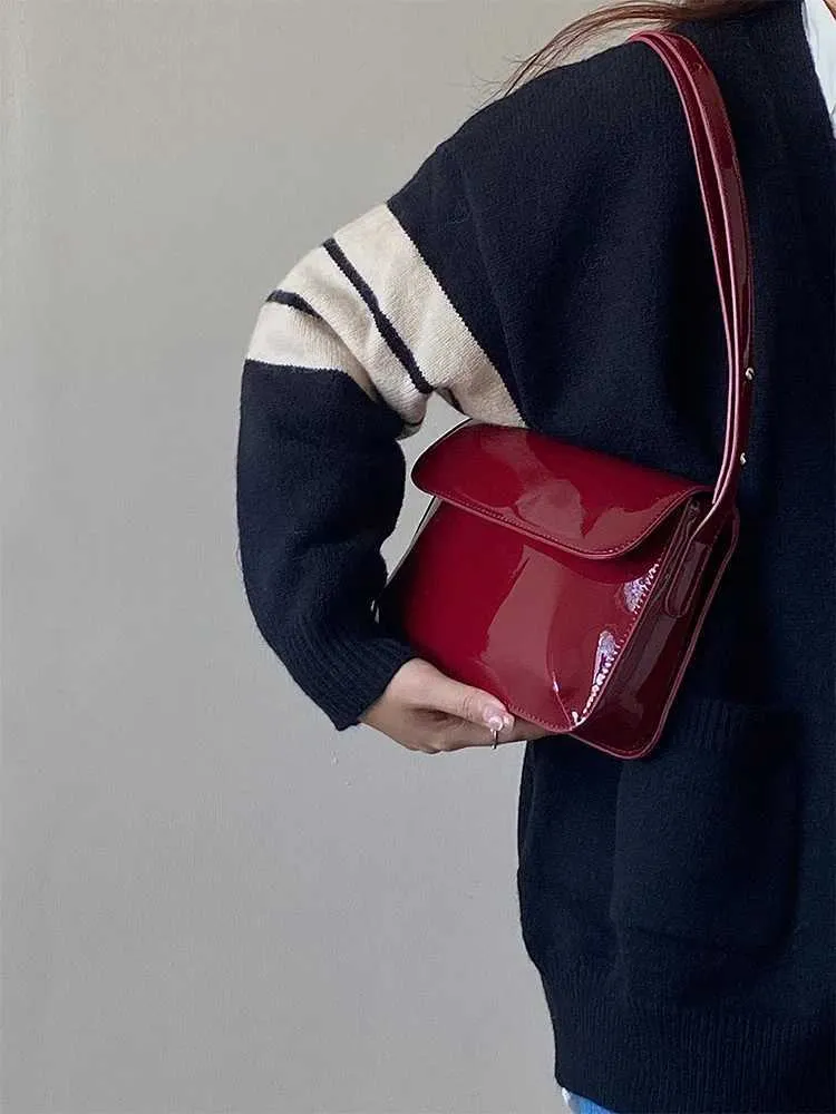 Weinrot PU Unterarm 2023 Neue Damen Vintage Lack Leder Glänzende Schnalle Einzelne Schulter Tasche Elegante Crossbody Ba241210_voghion.com