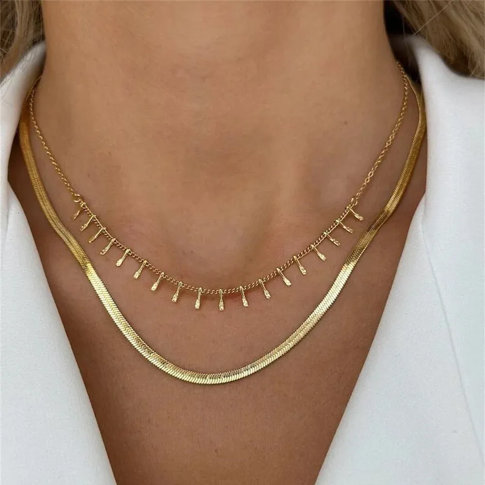 Collier multicouche avec pendentif pièce jésus marie doré_voghion.com