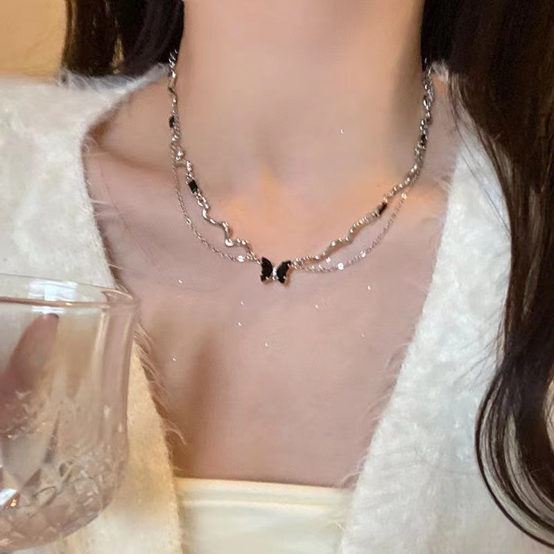 Broken silver pearl with small design that exudes a sense of simplicity, elegance. Collar chain for women, sugar_voghion.com