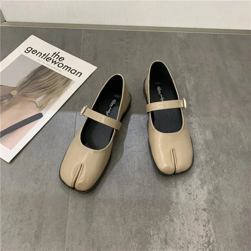 Novelty Split Toe Mary Jane Flat Shoes For Women In Leather_voghion.com