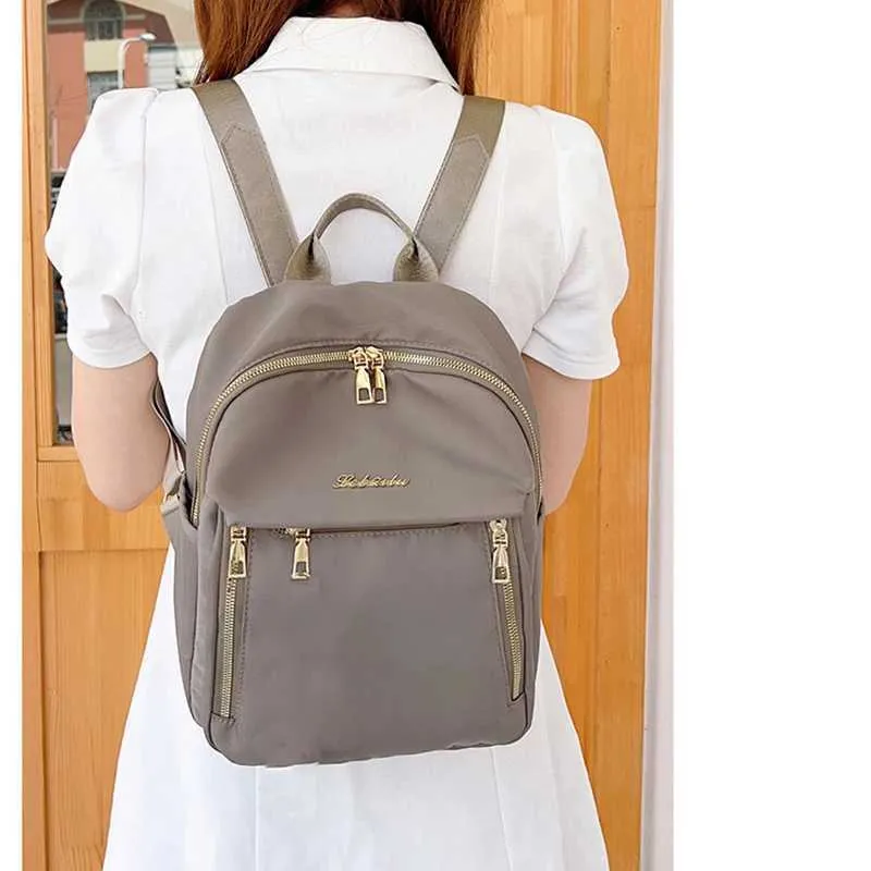 Mochila de mujer impermeable en nylon bolso versátil de moda_voghion.com