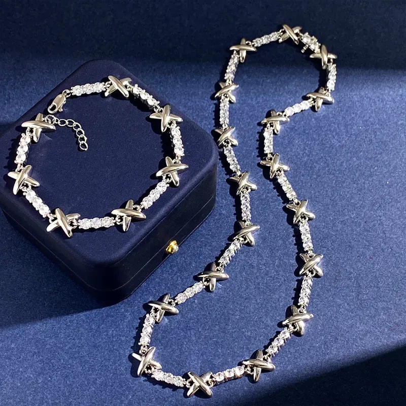 Luxurious Zircon Inlaid Full Dias Women's Necklace Gold And Sier Interlaced Letter X Bracelet Hugs Kisses Designer_voghion.com