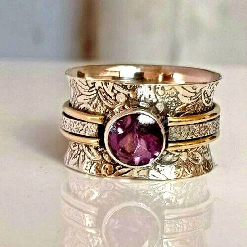 Schlichter, eleganter violetter Ring mit antikem Goldmuster_voghion.com