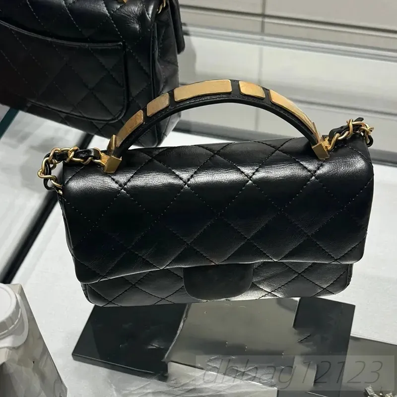 Borsa a mano con manico in smalto da 24 pence, da donna, con tracolla in pelle, con fibbia CC in metallo dorato e catena trapuntata._voghion.com