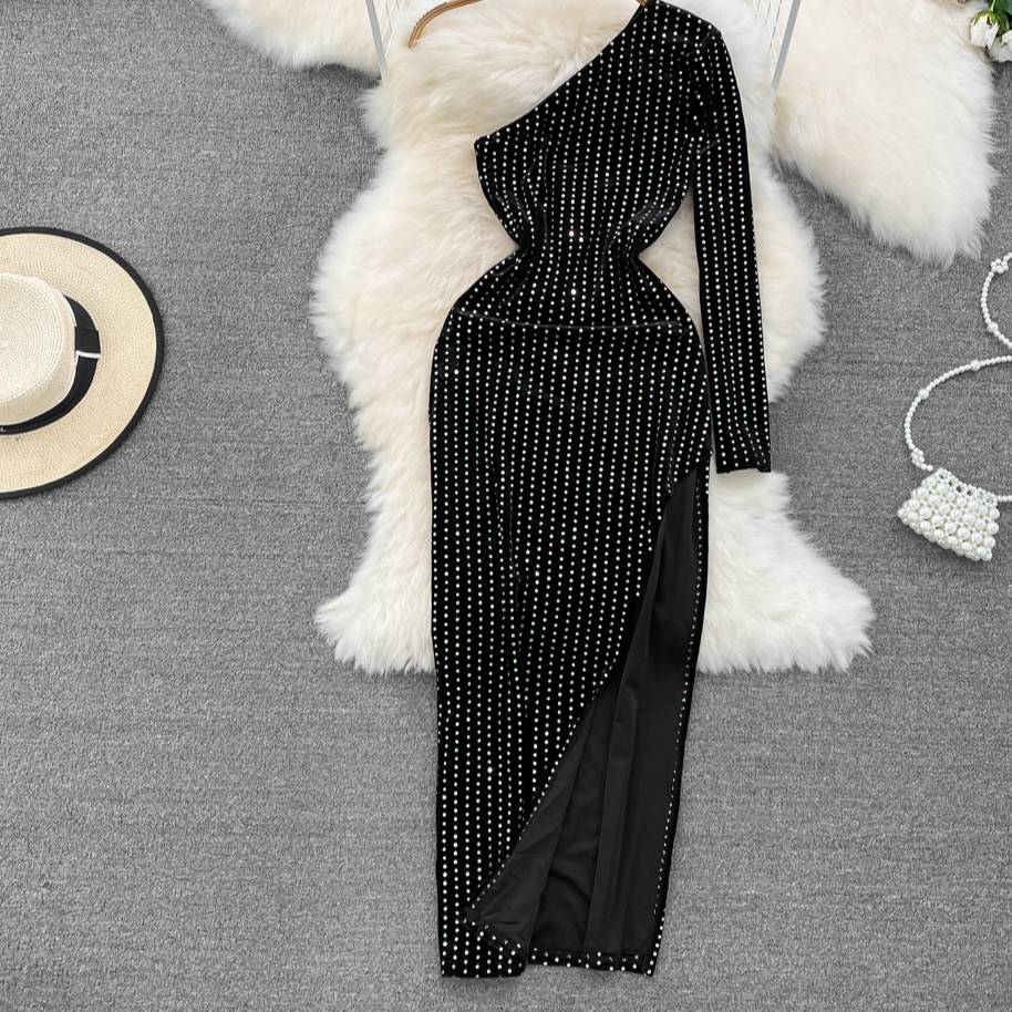 Abito invernale glamour in velluto con spacchi da donna, abito midi aderente a maniche lunghe con spalle scoperte e dettagli in strass, abito da festa sexy a vita alta_voghion.com