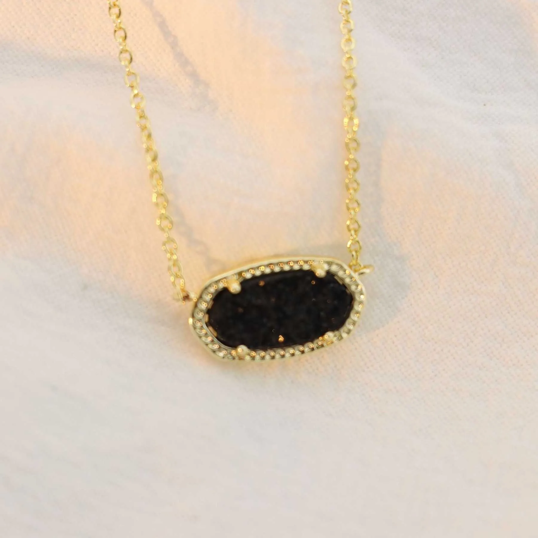 Collane con ciondolo Gioielli di design Collana Moda Geometrica Ovale Piccole orecchie di gatto Cristallo nero fresco Dente Collare Cha_voghion.com