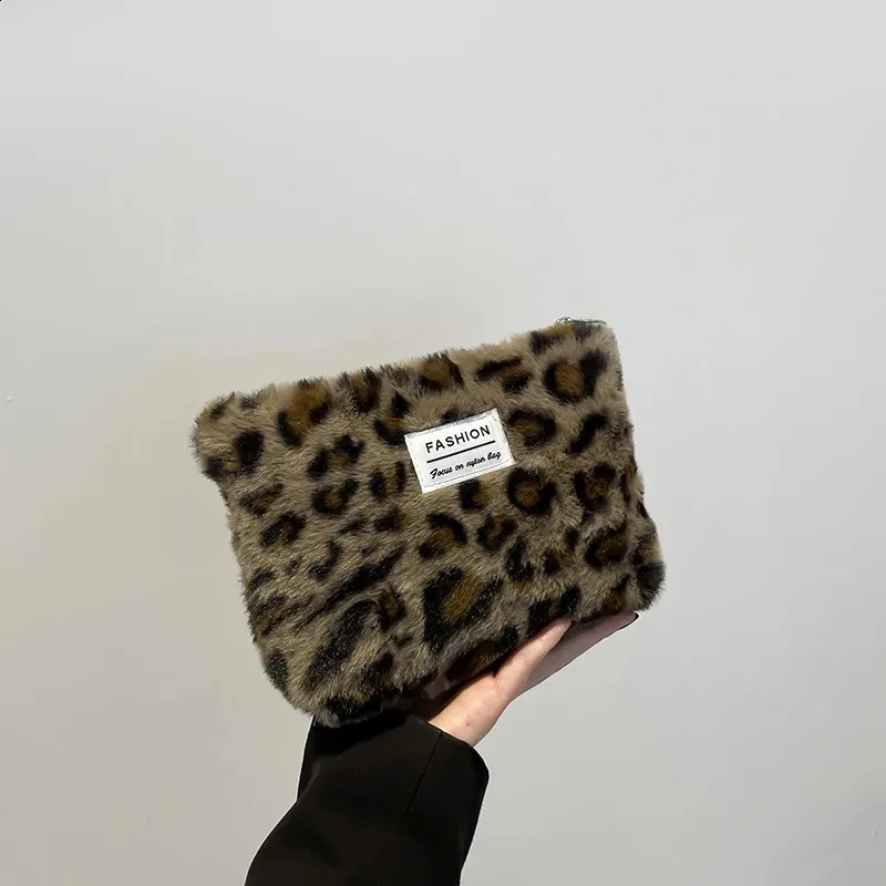 Plyšová make-up taška s leopardím potiskem, velkokapacitní, přenosná cestovní toaletní potřeby, kosmetika, prémiová senzorická úložná taška 241204_voghion.com