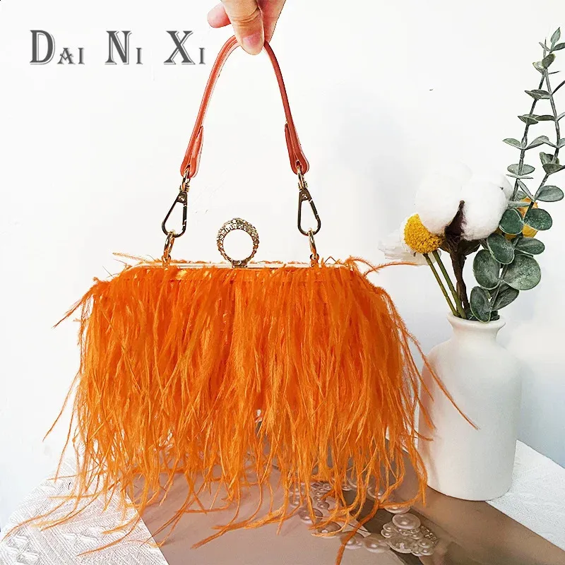 Portafoglio in pelliccia di struzzo alla moda, con piume, pochette da donna, con anelli a nocca, per cena, festa, matrimonio, chic 240919_voghion.com