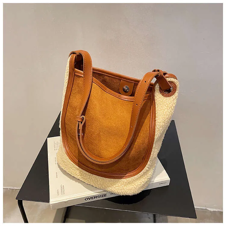 Grand sac à bandoulière de grande capacité pour femme 2023, nouveau sac fourre-tout en laine d'agneau d'automne et d'hiver en peluche, sac seau à une épaule_voghion.com