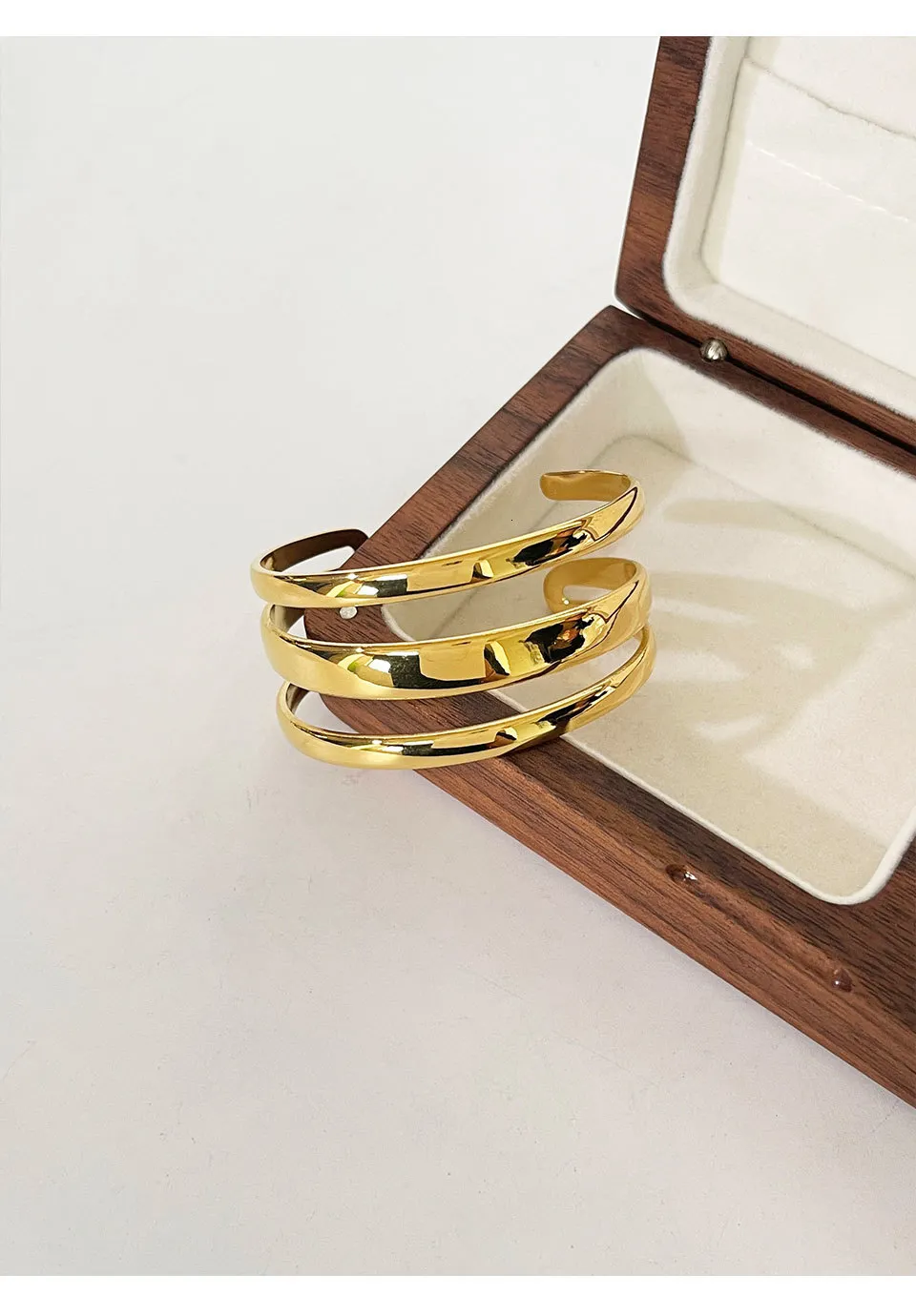 Pulsera minimalista de acero inoxidable chapado en oro macizo PVD de tres capas sin deslustre Perisbox_voghion.com