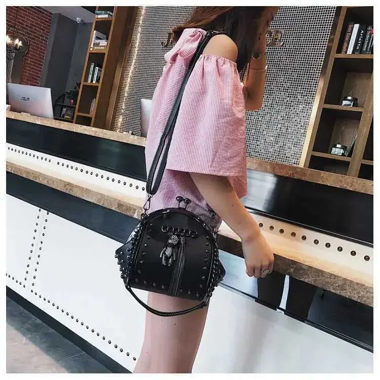 Metallfransen Dia Frauen Schulter Trend Stilvolle Chic Cartoon Anhänger Umhängetasche PU Leder Kette Weibliche Handba241216_voghion.com